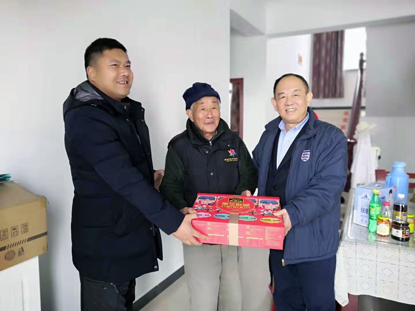 1581907166285057666.jpg 慰問老人3.jpg